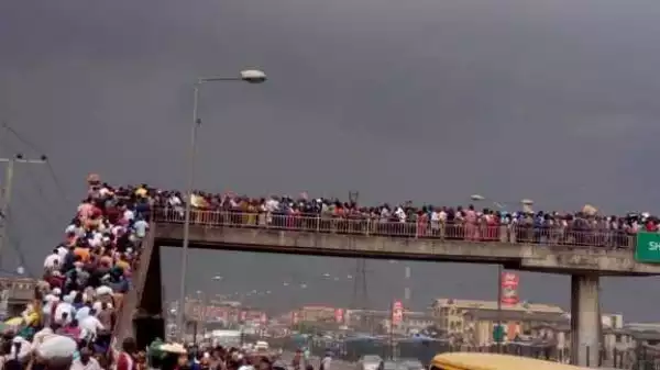 Oh dear! See the crowd that uses the Ketu pedestrian bridge everyday